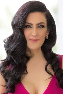 Ravit Darougar - Headshot